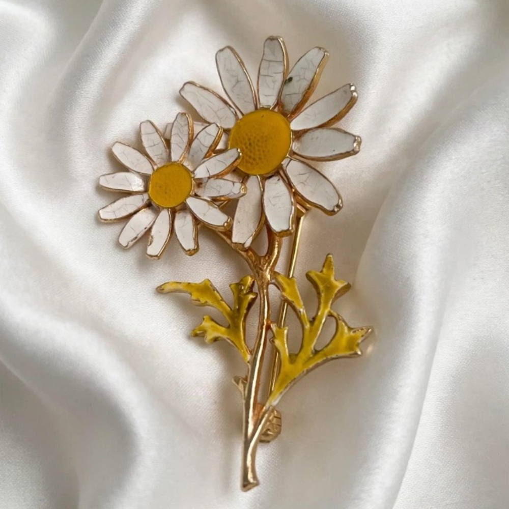 “VTG” White Daisy 🌼  Floral Brooch